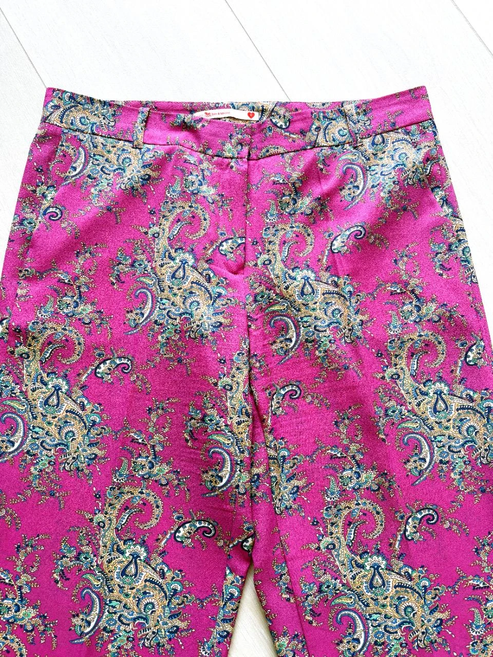 Lucy Has a Secret - Calça Paisley Magenta Arejada – Elegante Festiva tamanho M – photo 6